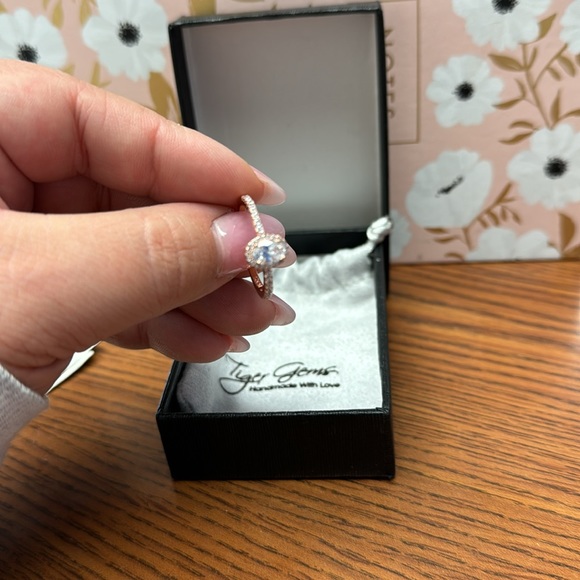 Beautiful rose gold Tiger Gems ring - Picture 11 of 11